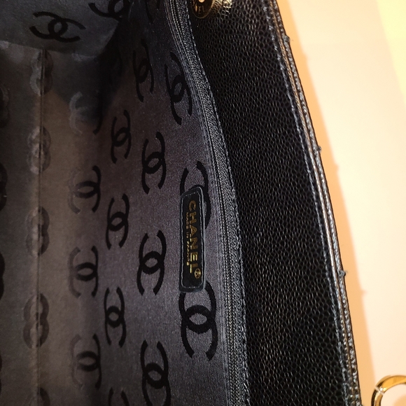 CHANEL Shoulder Bag - Picture 8 of 11